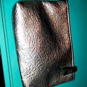 A small IPSY hand bag